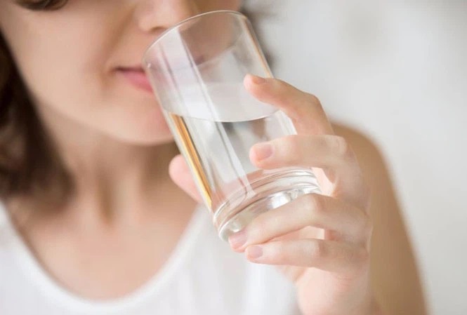 Tập thói quen uống nước thường xuyên kể cả khi không khát để có một sức khỏe tốt