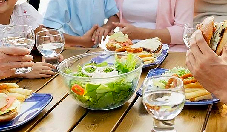 Sử dụng nước trong bữa ăn để giảm cảm giác đói và thèm ăn