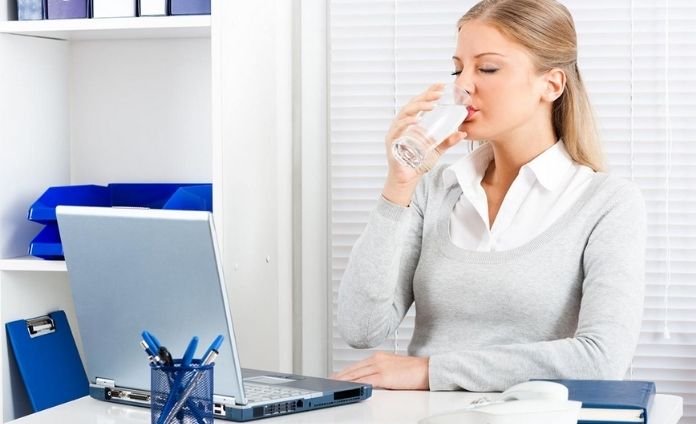 Uống nước thành nhiều lần trong ngày để nhận được nhiều lợi ích