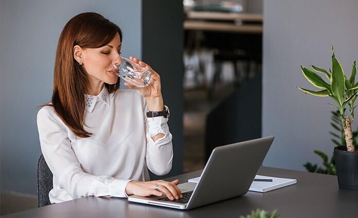 Thường xuyên uống nước giúp cơ thể tỉnh táo hơn trong khi làm việc