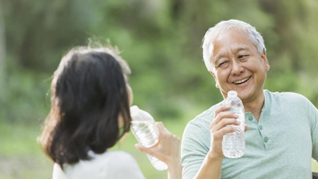 Người cao tuổi nên uống nước đun ấm đến 20-25 độ