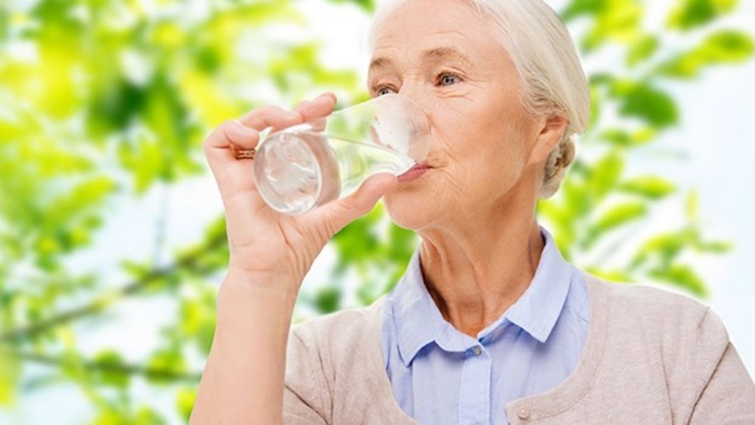 Thiếu nước là một nguyên nhân gây ung thư đại tràng ở người cao tuổi