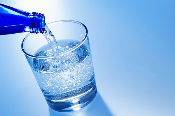 Nước khoáng có gas là một thức uống sủi bọt được nén sục khí carbon dioxide dưới áp suất cao