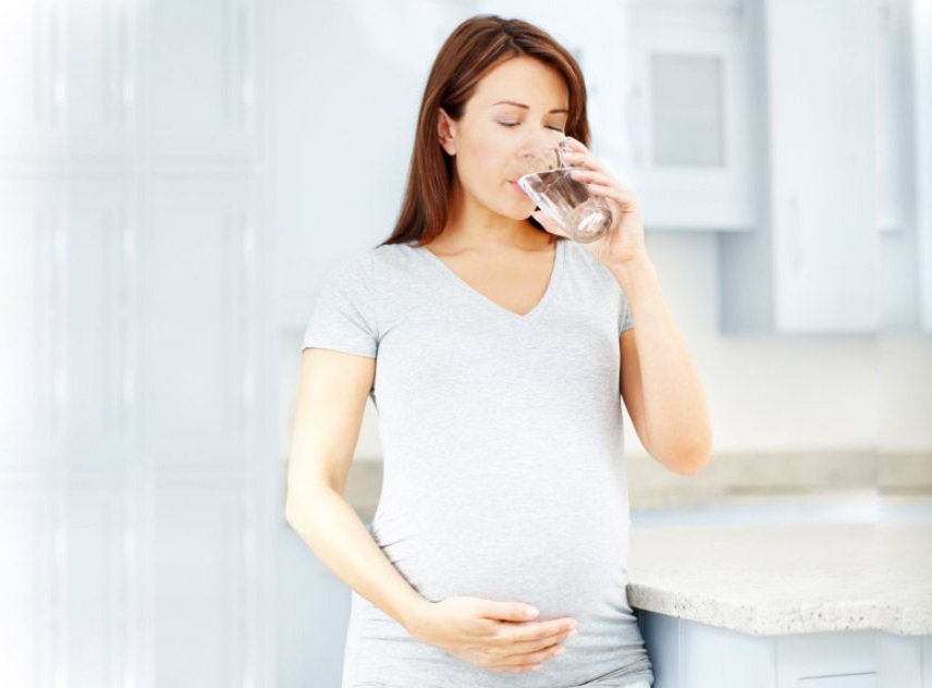 Phụ nữ mang thai cần uống khoảng 3 lít nước mỗi ngày để giúp quá trình mang thai được khỏe mạnh
