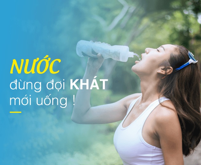 Uống nước thường xuyên để tránh các triệu chứng gồm: chóng mặt, mệt mỏi, đau đầu, tăng nhiệt độ cơ thể, các vấn đề tiêu hoá...