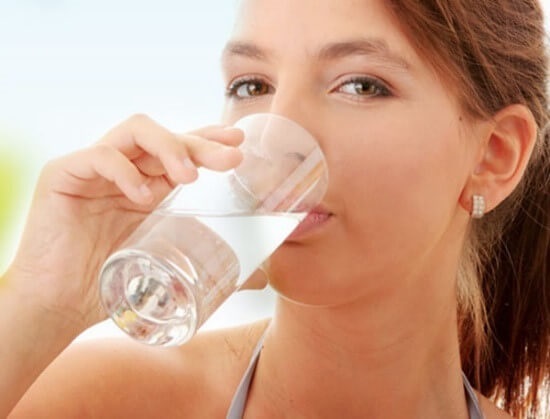 Đứng uống nước khiến dạ dày không thể hấp thụ kịp, dẫn đến cơ thể bị thiếu nước