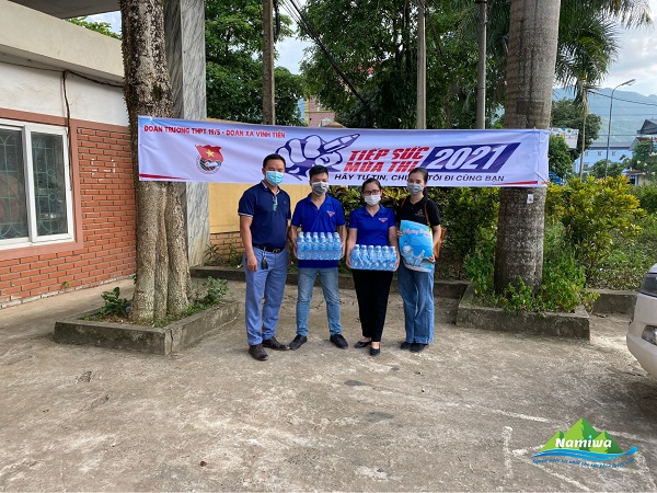 Công ty TNHH Namiwa Kim Bôi đã dành tặng 15 thùng nước cho chương trình 