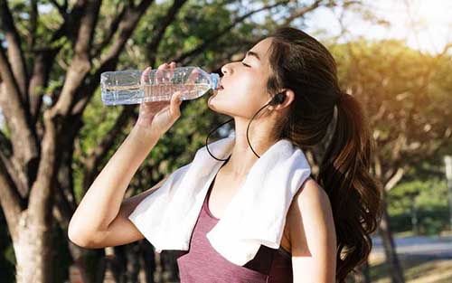 Cung cấp nước đầy đủ để bù lượng nước mất đi cho cơ thể khi hoạt động thể chất