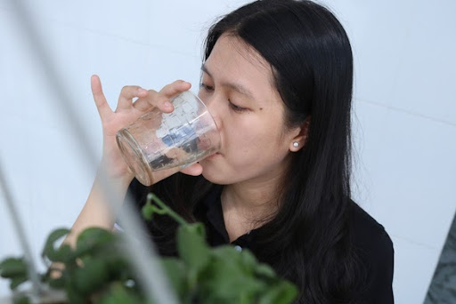 Bệnh nhân Covid -19 được các bác sĩ khuyến cáo nên uống đủ nước trong ngày để đảm bảo sức khỏe.