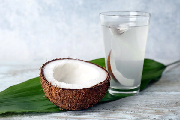 Nước dừa có chứa nhiều vitamin tốt cho sức khỏe