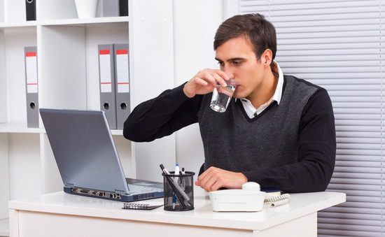 Uống nước thường xuyên trong khi làm việc