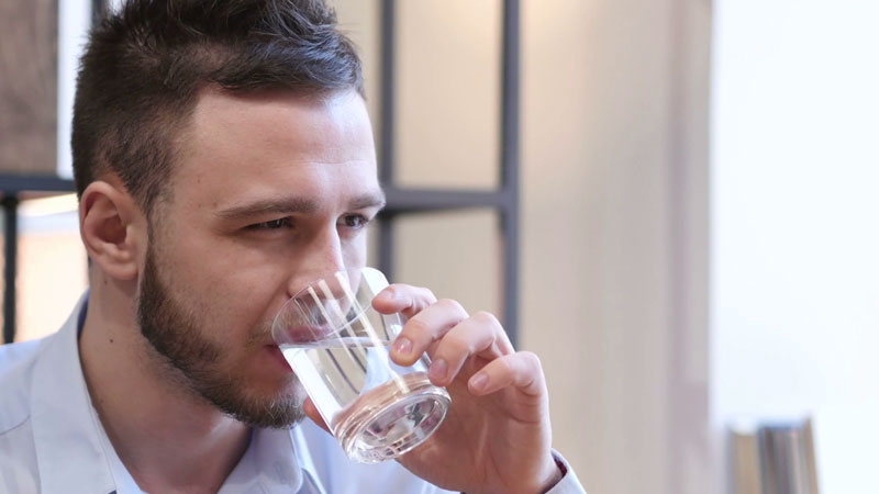 Uống đủ nước có thể giảm bớt chứng đau đầu