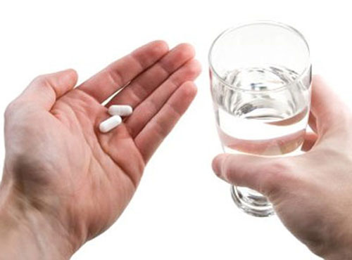 Uống thuốc với nước khoáng