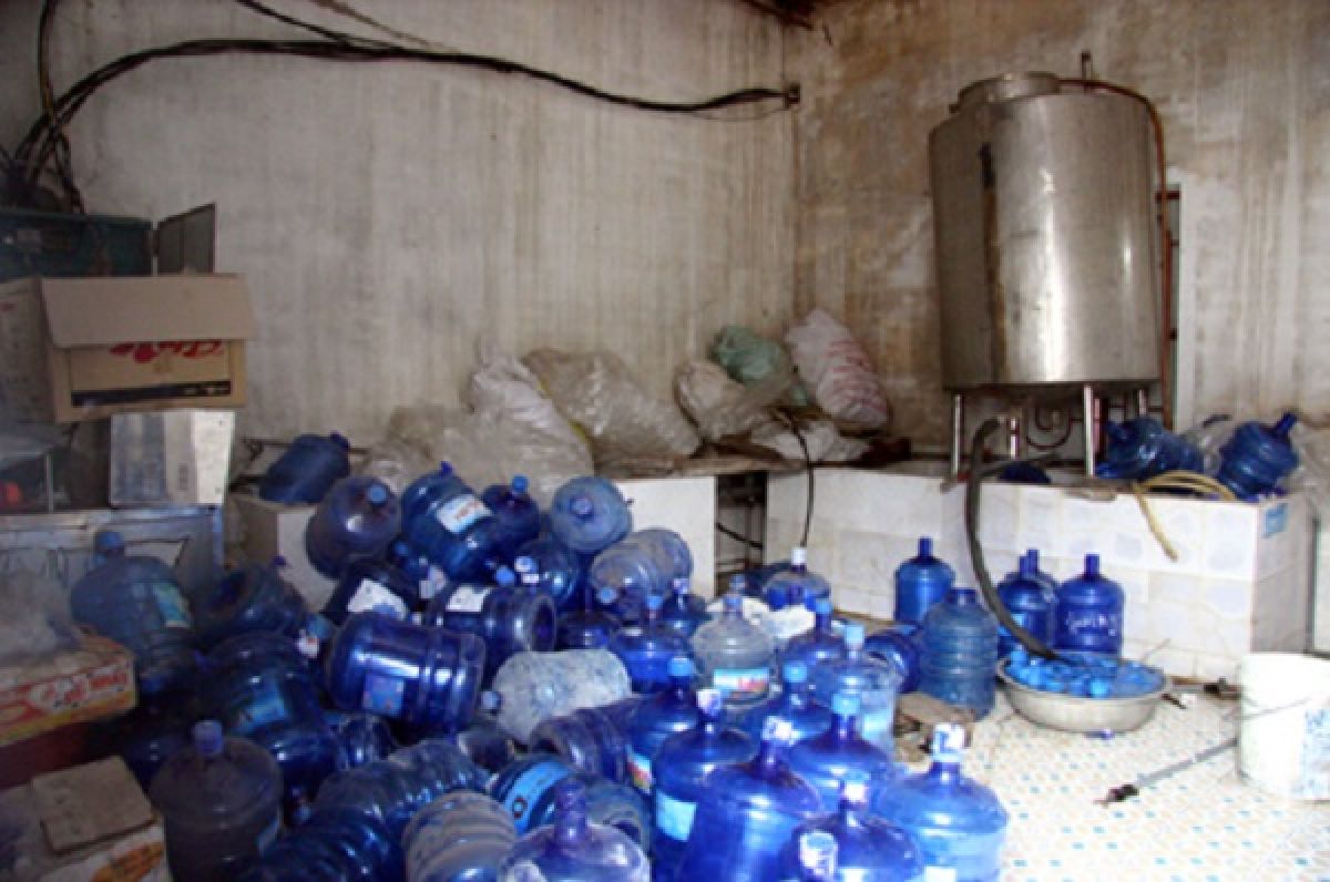 Hình ảnh cơ sở sản xuất nước đóng bình kém chất lượng
