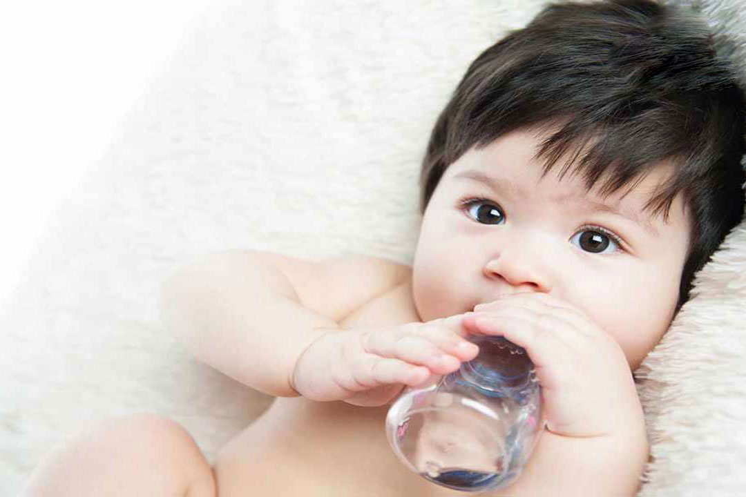 Dùng nước khoáng pha sữa cho bé gây ra dư thừa lượng khoáng cần thiết