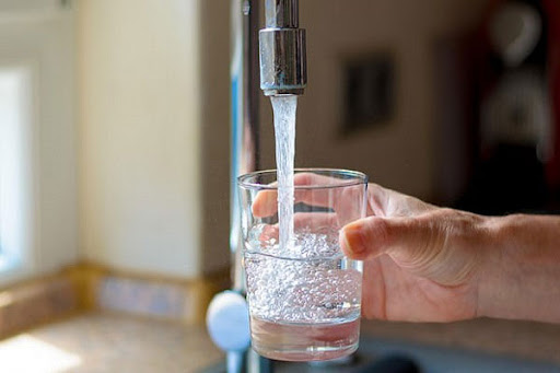 Nên chọn nước máy hay nước đóng chai