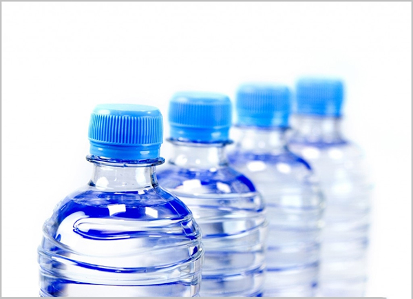 Nước khoáng thiên nhiên đóng chai có thể được phân biệt với nước uống thông thường qua nhiều yếu tố