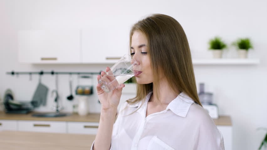 Uống nước khi đứng tác động tiêu cực đến cơ thể