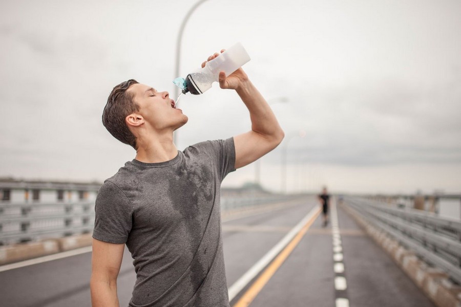 Uống nước lạnh ngay sau khi hoạt động mạnh không tốt cho cơ thể